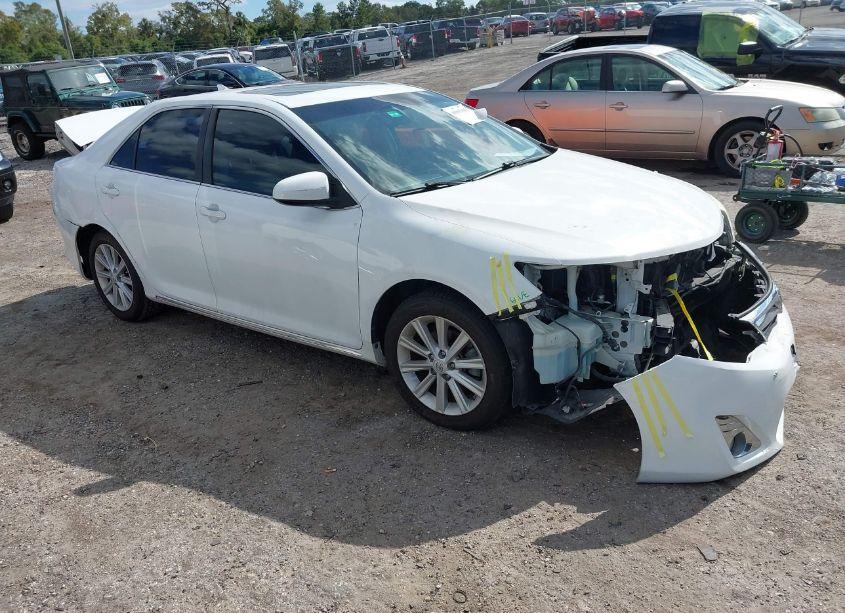 2014 Toyota Camry XLE (VIN 4T1BF1FK1EU830486) main photo