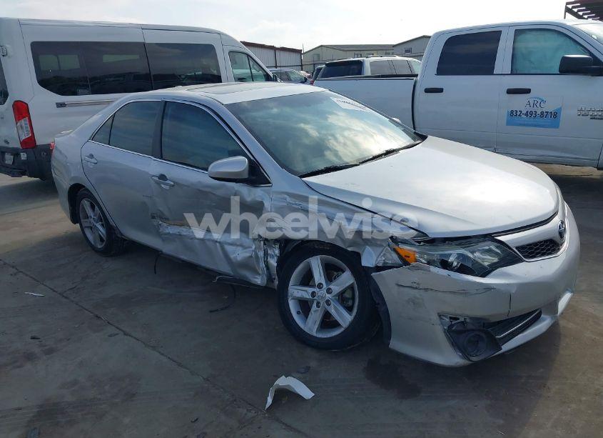 2014 Toyota Camry SE (VIN 4T1BF1FK1EU852441) main photo
