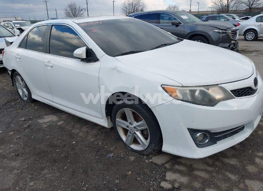 2014 Toyota Camry SE (VIN 4T1BF1FK1EU861480) main photo