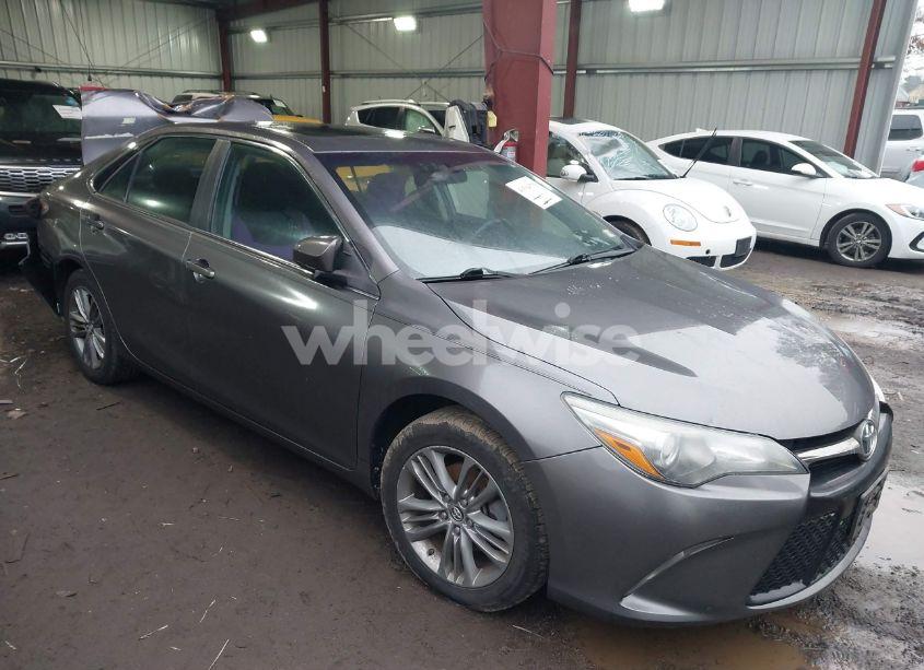 2015 Toyota Camry SE (VIN 4T1BF1FK1FU020986) main photo
