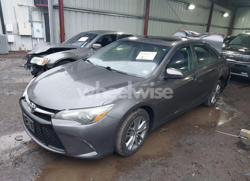 Photo 2 of 2015 Toyota Camry SE (VIN 4T1BF1FK1FU020986)