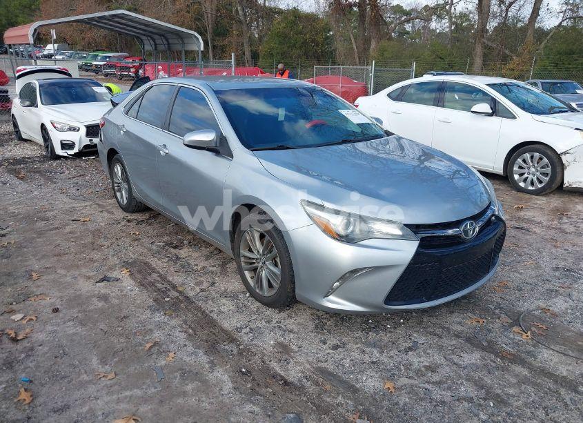 2015 Toyota Camry SE (VIN 4T1BF1FK1FU021779) main photo