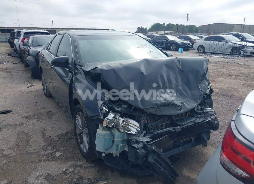 2015 Toyota Camry SE (VIN 4T1BF1FK1FU028652) main photo