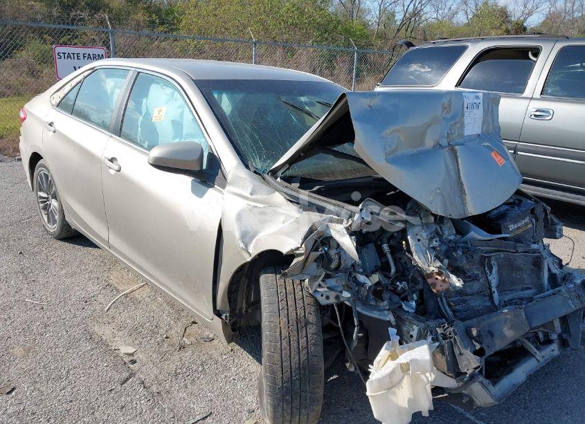 2015 Toyota Camry SE (VIN 4T1BF1FK1FU068035) main photo