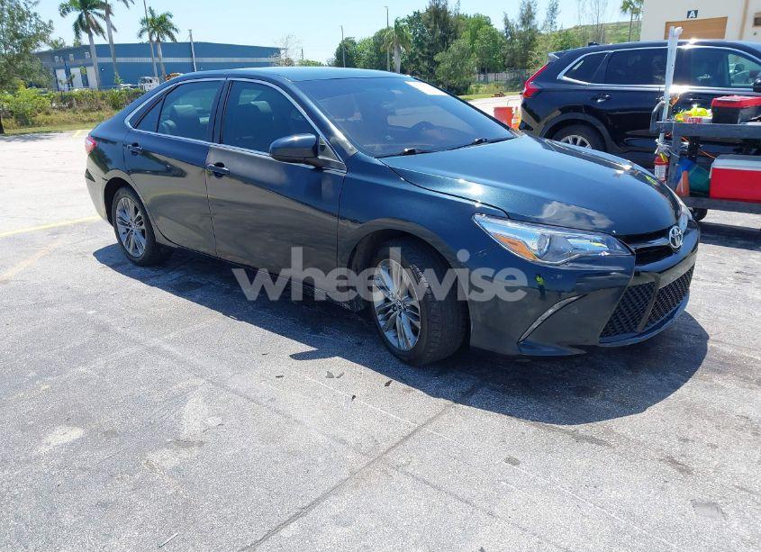 2015 Toyota Camry SE (VIN 4T1BF1FK1FU072635) main photo