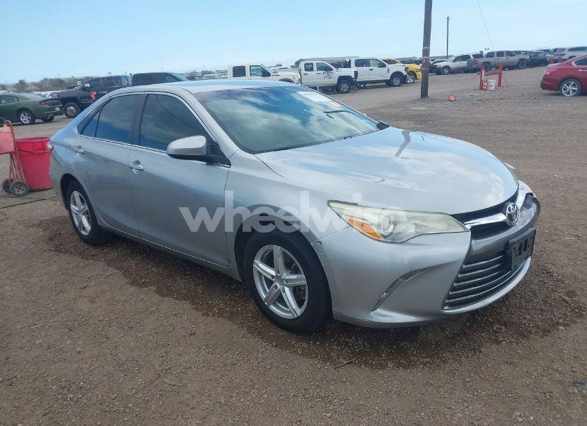 2015 Toyota Camry LE (VIN 4T1BF1FK1FU475840) main photo