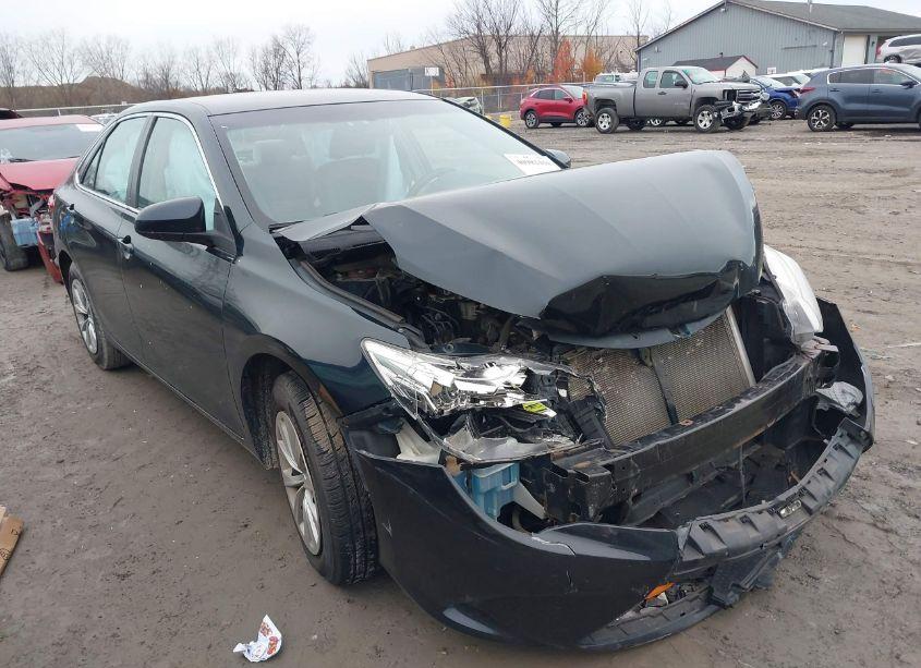 2015 Toyota Camry LE (VIN 4T1BF1FK1FU499233) main photo