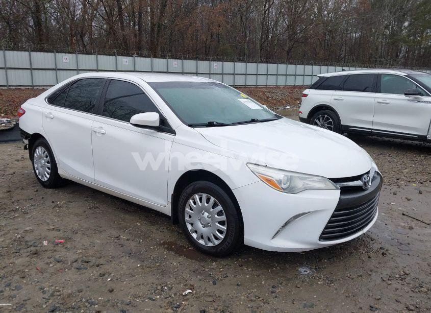 2015 Toyota Camry LE (VIN 4T1BF1FK1FU873940) main photo