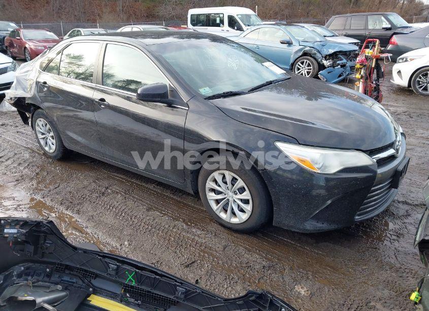 2015 Toyota Camry LE (VIN 4T1BF1FK1FU946966) main photo