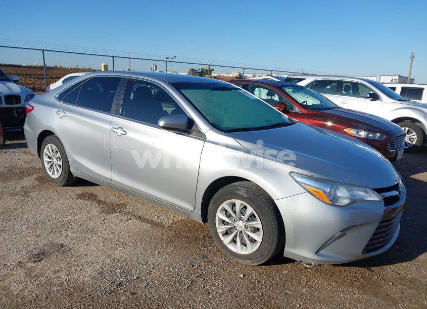 2015 Toyota Camry LE (VIN 4T1BF1FK1FU971933) main photo