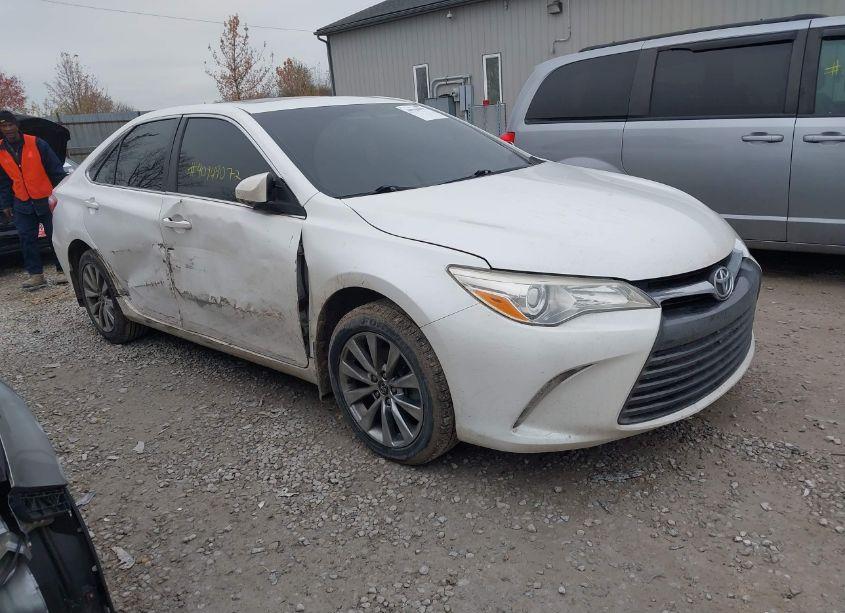 2015 Toyota Camry XLE (VIN 4T1BF1FK1FU972788) main photo