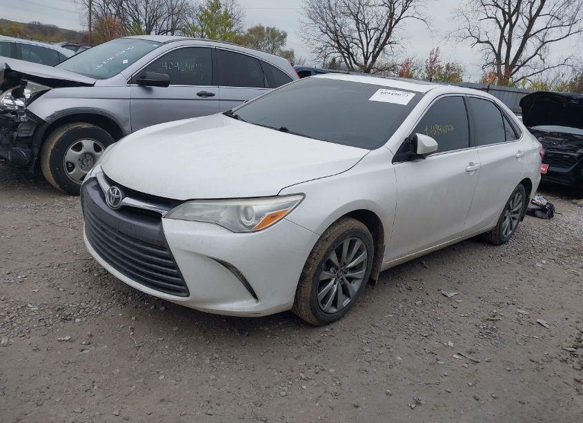 Photo 2 of 2015 Toyota Camry XLE (VIN 4T1BF1FK1FU972788)
