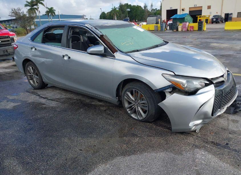 2015 Toyota Camry SE (VIN 4T1BF1FK1FU985119) main photo