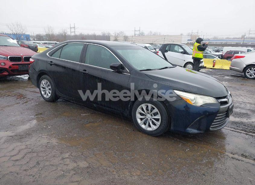 2016 Toyota Camry LE (VIN 4T1BF1FK1GU122340) main photo