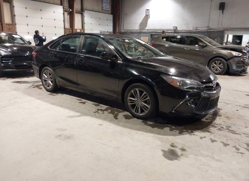 2016 Toyota Camry SE (VIN 4T1BF1FK1GU127215) main photo