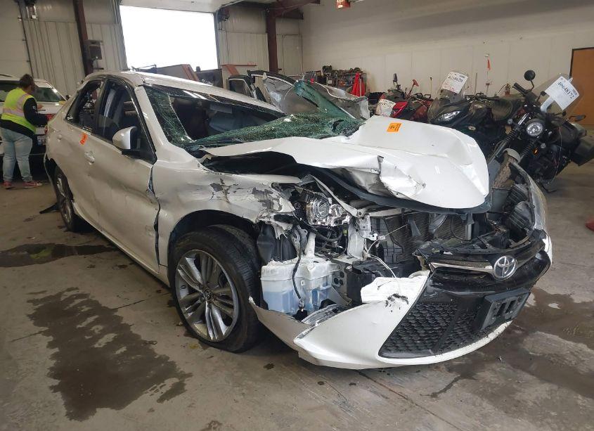 2016 Toyota Camry SE (VIN 4T1BF1FK1GU134780) main photo