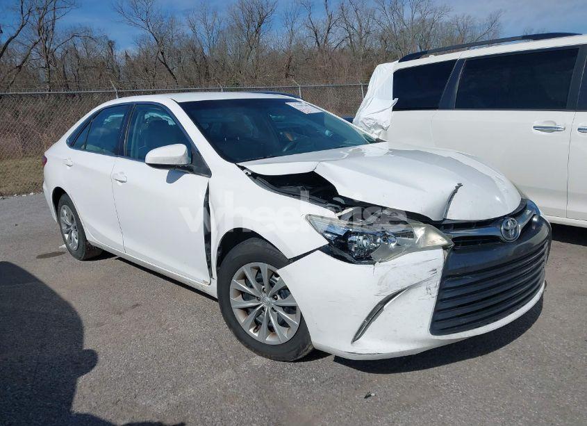 2016 Toyota Camry LE (VIN 4T1BF1FK1GU147853) main photo