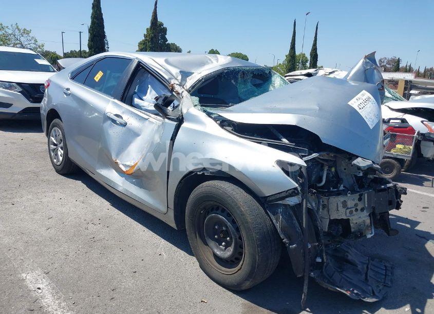 2016 Toyota Camry LE (VIN 4T1BF1FK1GU205749) main photo