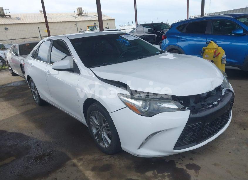2016 Toyota Camry SE (VIN 4T1BF1FK1GU236077) main photo