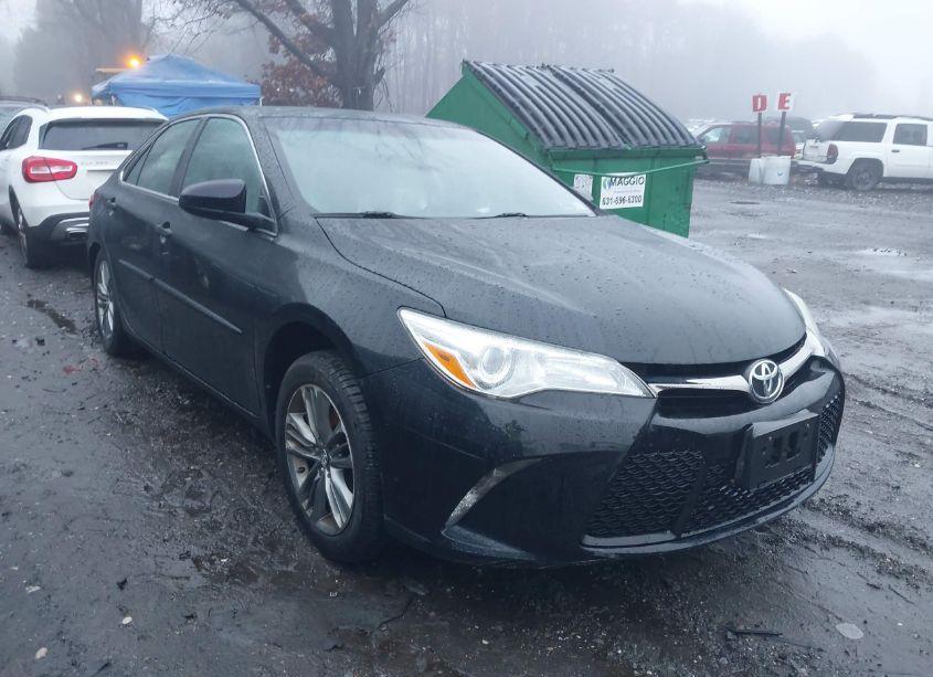 2016 Toyota Camry SE (VIN 4T1BF1FK1GU261643) main photo