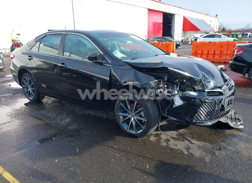 2016 Toyota Camry LE/XLE/SE/XSE (VIN 4T1BF1FK1GU525847) main photo