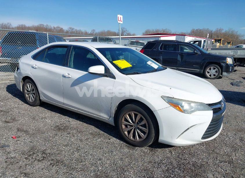 2016 Toyota Camry LE (VIN 4T1BF1FK1GU531499) main photo
