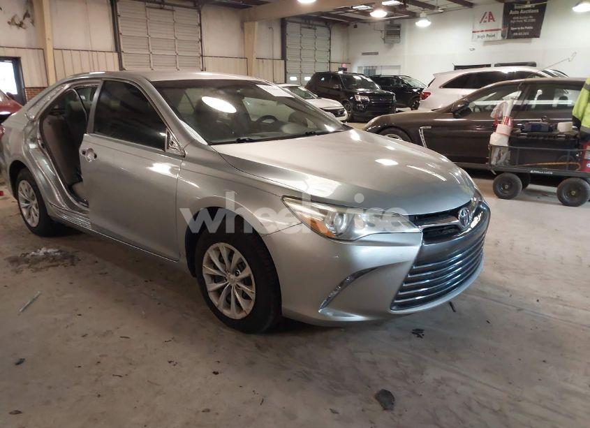 2016 Toyota Camry LE (VIN 4T1BF1FK1GU591881) main photo