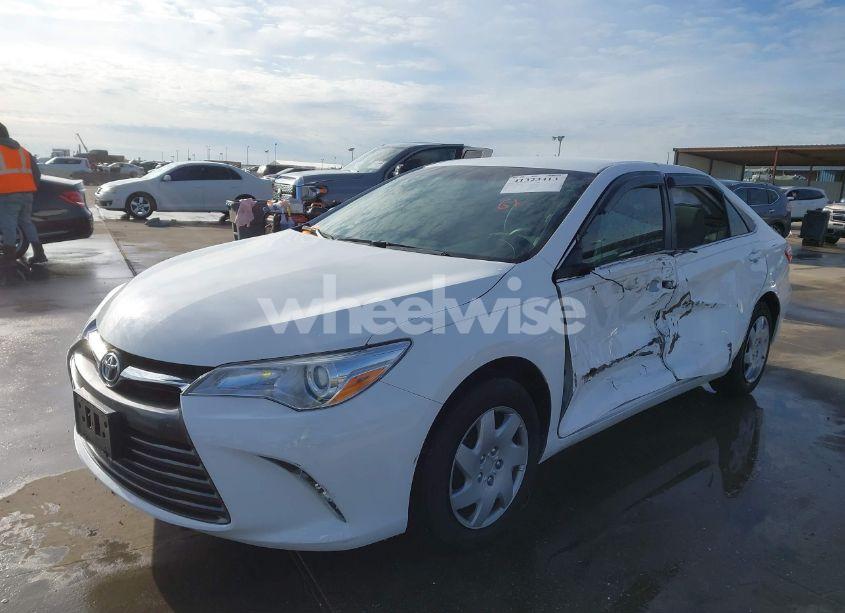 Photo 2 of 2017 Toyota Camry LE (VIN 4T1BF1FK1HU670453)