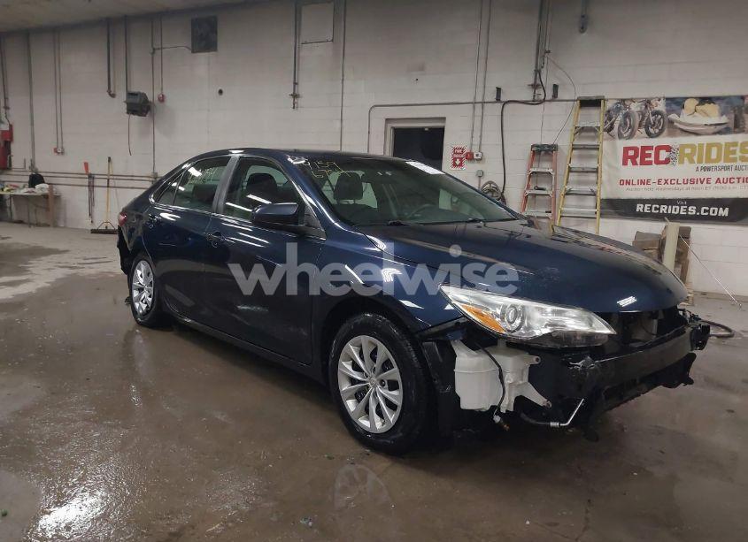 2017 Toyota Camry LE (VIN 4T1BF1FK1HU672526) main photo