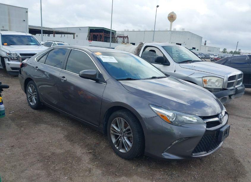 2017 Toyota Camry SE (VIN 4T1BF1FK1HU686071) main photo