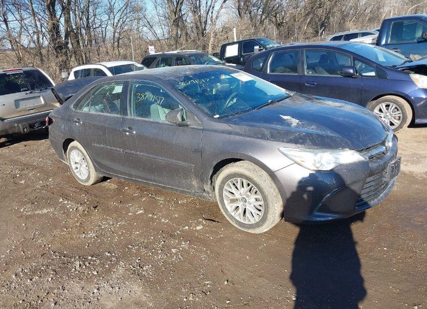 2017 Toyota Camry LE (VIN 4T1BF1FK1HU706058) main photo