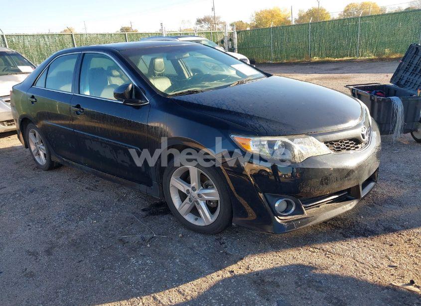 2013 Toyota Camry SE (VIN 4T1BF1FK2DU722330) main photo