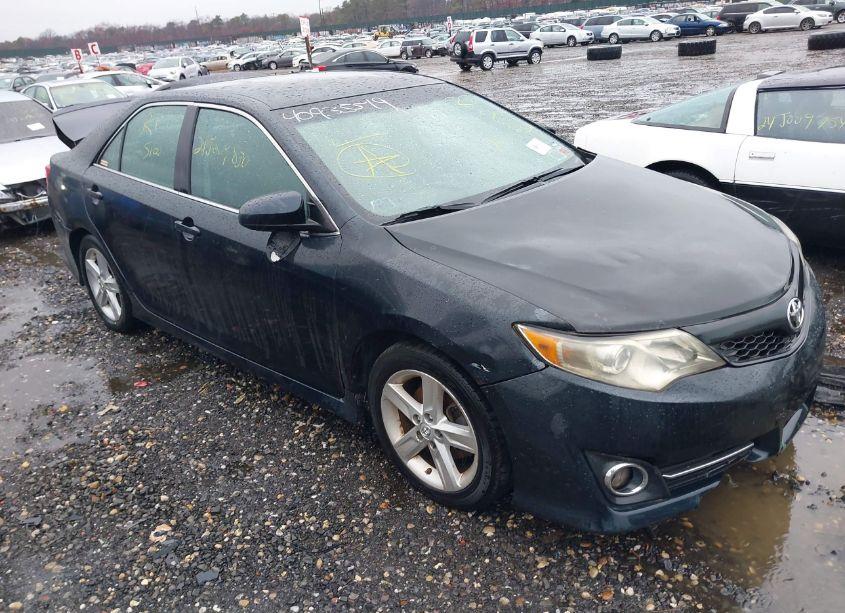 2014 Toyota Camry SE (VIN 4T1BF1FK2EU311639) main photo