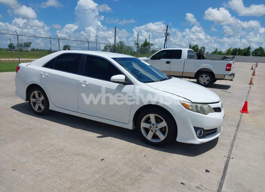 2014 Toyota Camry SE (VIN 4T1BF1FK2EU319840) main photo