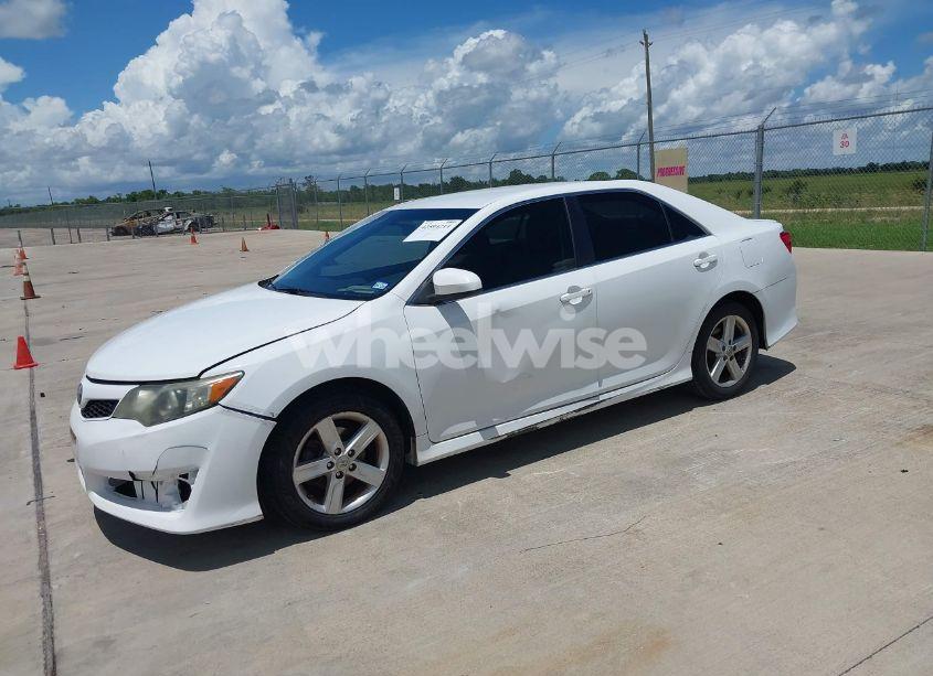 Photo 2 of 2014 Toyota Camry SE (VIN 4T1BF1FK2EU319840)