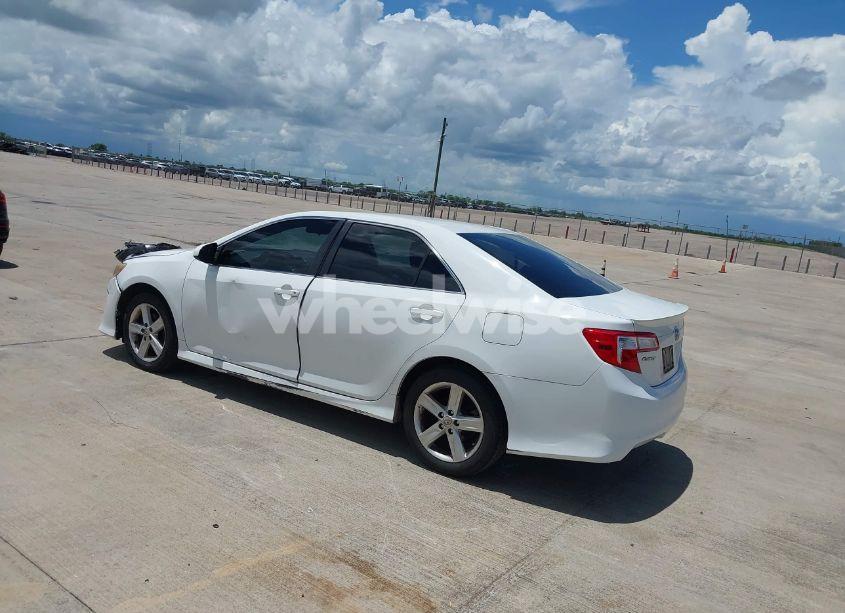 Photo 3 of 2014 Toyota Camry SE (VIN 4T1BF1FK2EU319840)