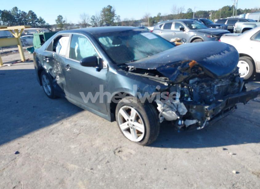 2014 Toyota Camry SE (VIN 4T1BF1FK2EU320308) main photo