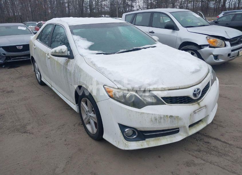 2014 Toyota Camry SE (VIN 4T1BF1FK2EU333706) main photo