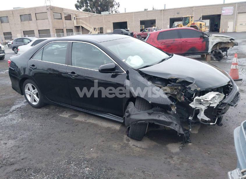 2014 Toyota Camry SE (VIN 4T1BF1FK2EU334404) main photo