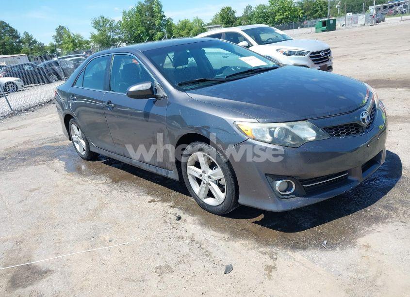 2014 Toyota Camry SE (VIN 4T1BF1FK2EU343071) main photo