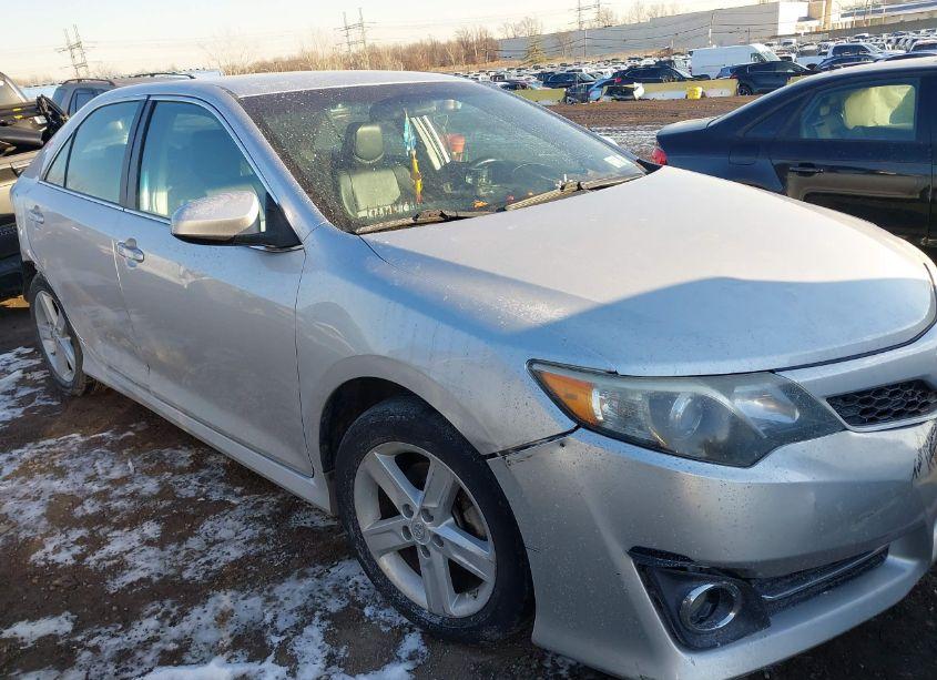 2014 Toyota Camry SE (VIN 4T1BF1FK2EU350232) main photo