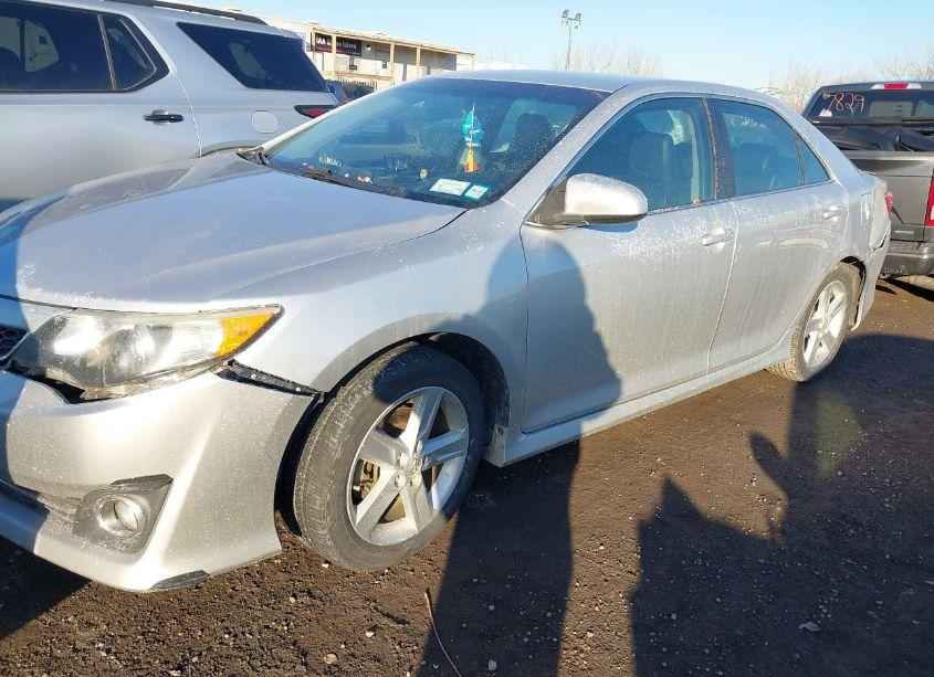 Photo 2 of 2014 Toyota Camry SE (VIN 4T1BF1FK2EU350232)