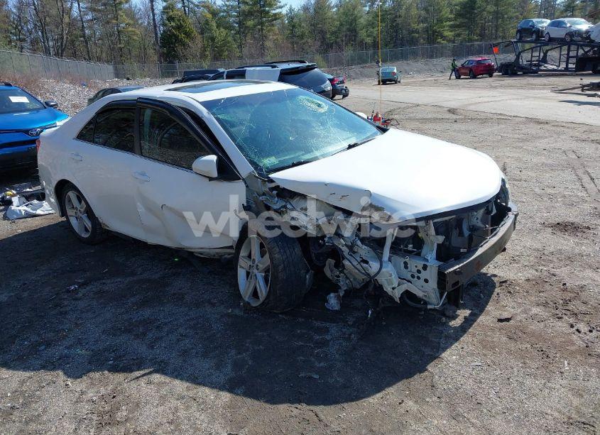 2014 Toyota Camry SE (VIN 4T1BF1FK2EU366432) main photo