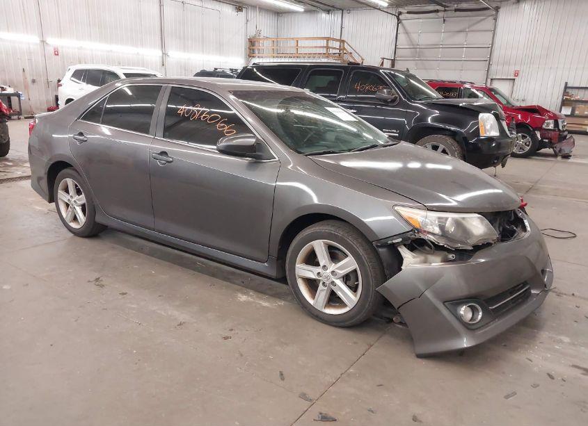 2014 Toyota Camry SE (VIN 4T1BF1FK2EU375194) main photo