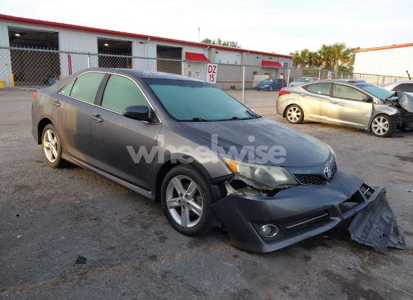 2014 Toyota Camry SE (VIN 4T1BF1FK2EU381528) main photo