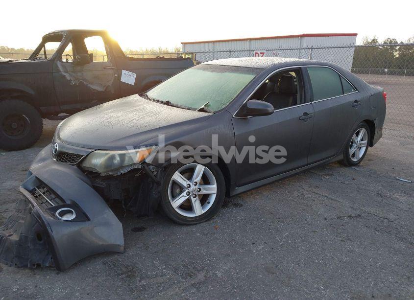 Photo 2 of 2014 Toyota Camry SE (VIN 4T1BF1FK2EU381528)