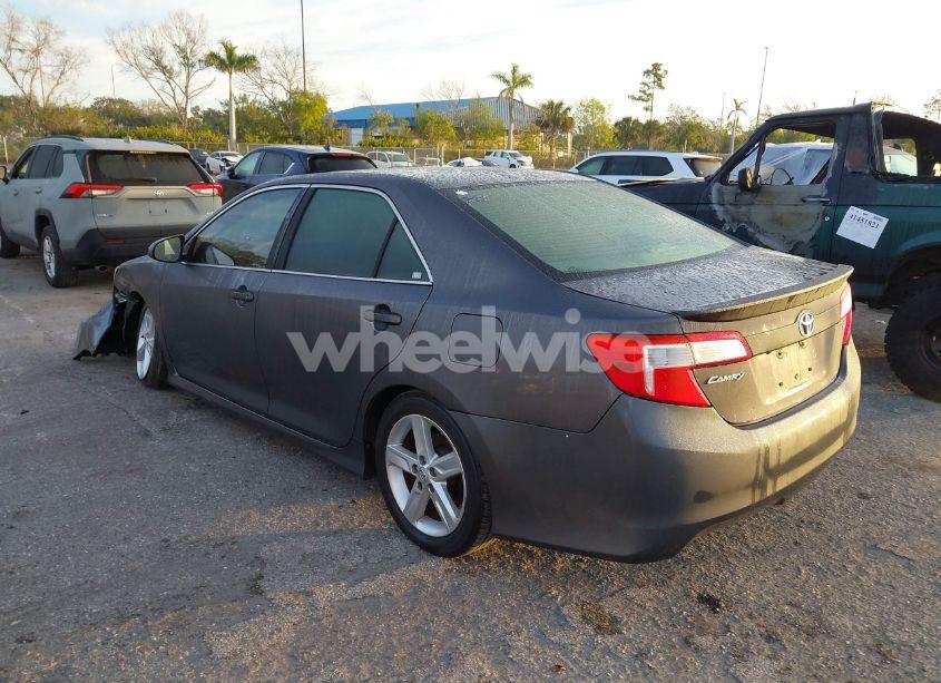 Photo 3 of 2014 Toyota Camry SE (VIN 4T1BF1FK2EU381528)