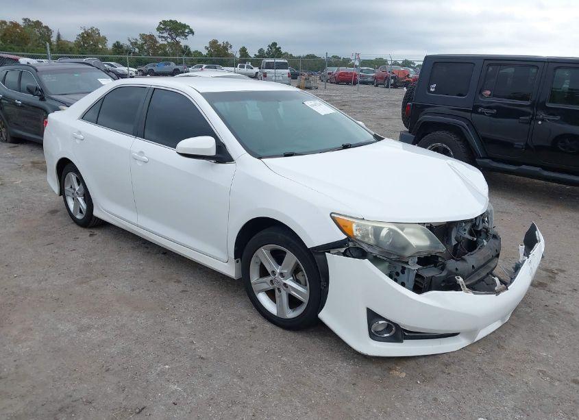 2014 Toyota Camry SE (VIN 4T1BF1FK2EU390889) main photo