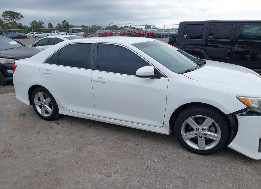 Photo 13 of 2014 Toyota Camry SE (VIN 4T1BF1FK2EU390889)