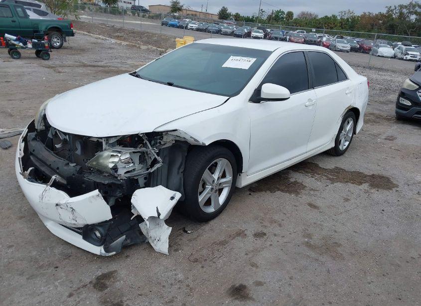 Photo 2 of 2014 Toyota Camry SE (VIN 4T1BF1FK2EU390889)